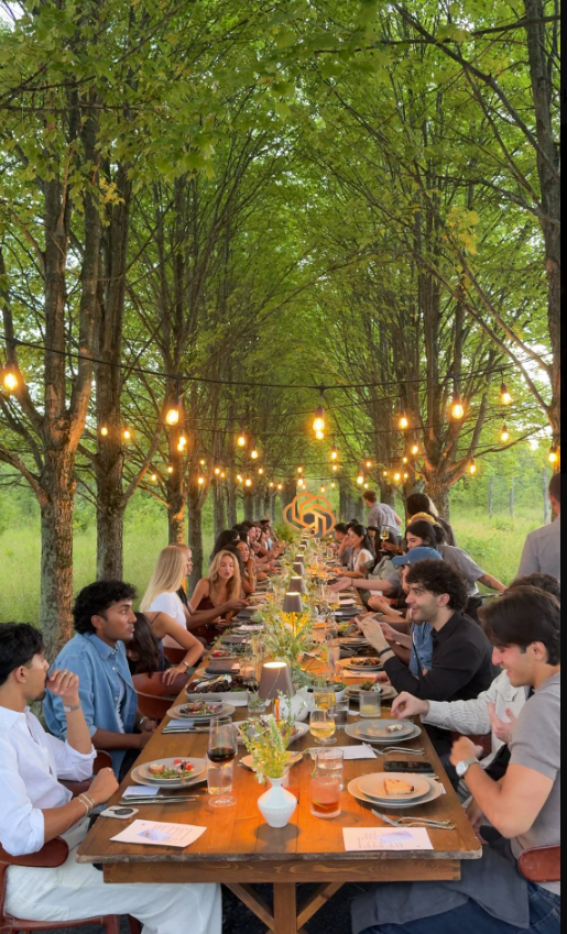 Registro público de jantar no retiro de creators da OpenAI em Wildflower Farms, caso citado na discussão sobre brand trips.