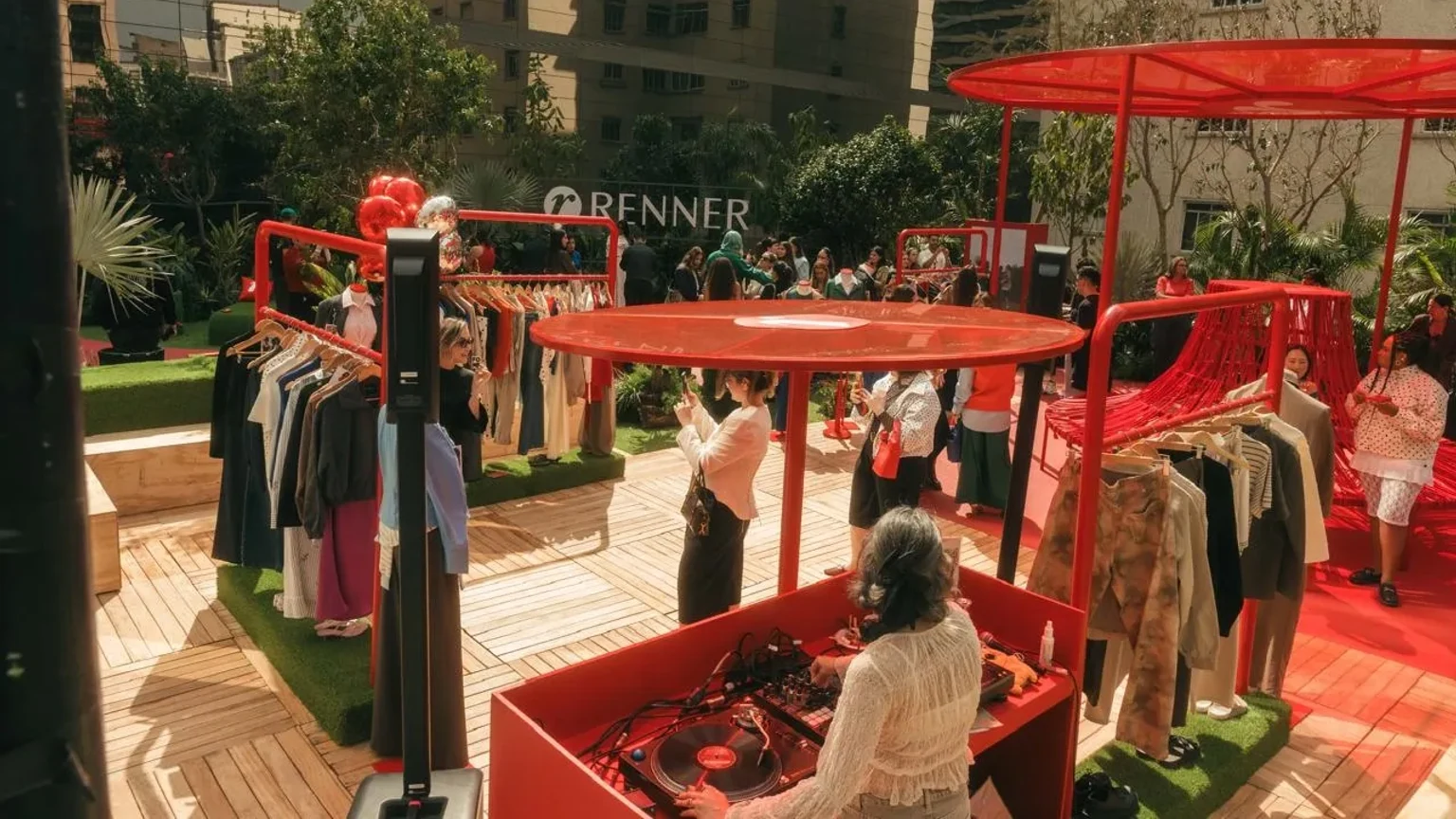 Imagem de divulgação da campanha de primavera da Renner, com ativação no terraço da loja c
